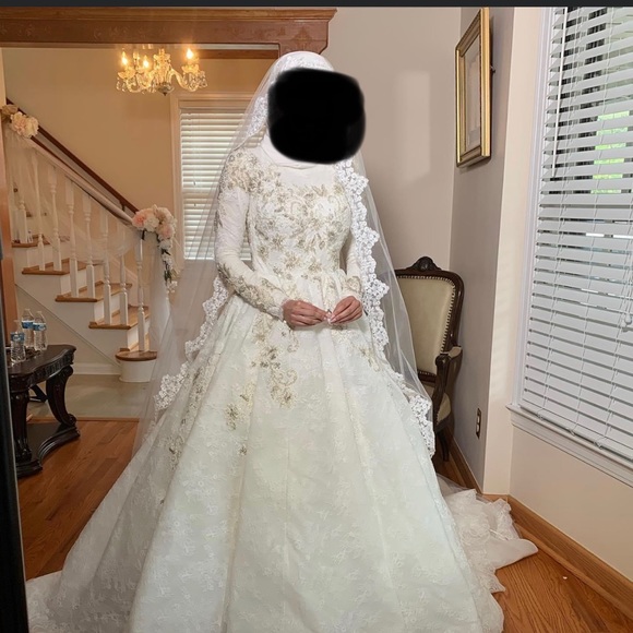 Wedding dress - Picture 8 of 9